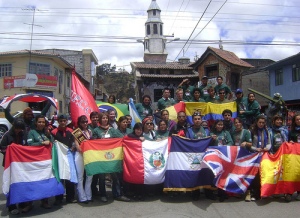Expedicionários da Ruta Inka posam com bandeiras de seus países no Equador